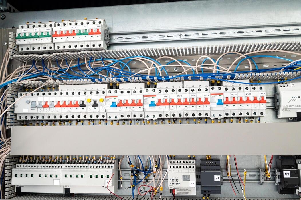 electrical-wiring-of-the-electrical-cable-and-the-distribution-board-in-the-control-panel-board-photo